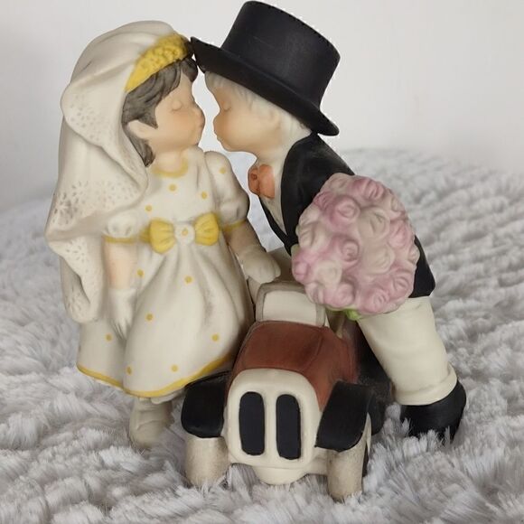 Enesco Kim Anderson's 2000 Happily Ever After Figurine - Picture 1 of 6
